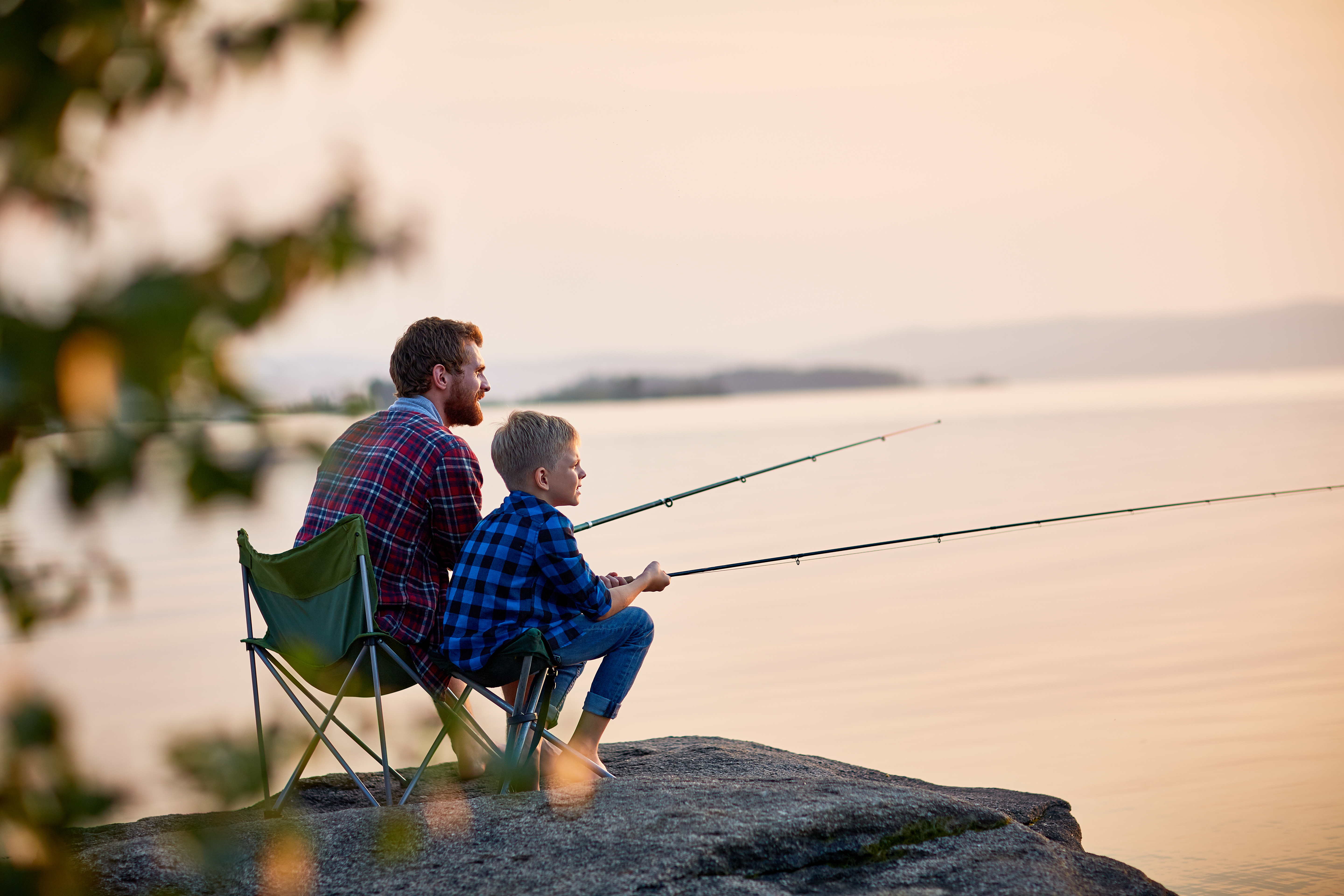 Vater und Sohn angeln 