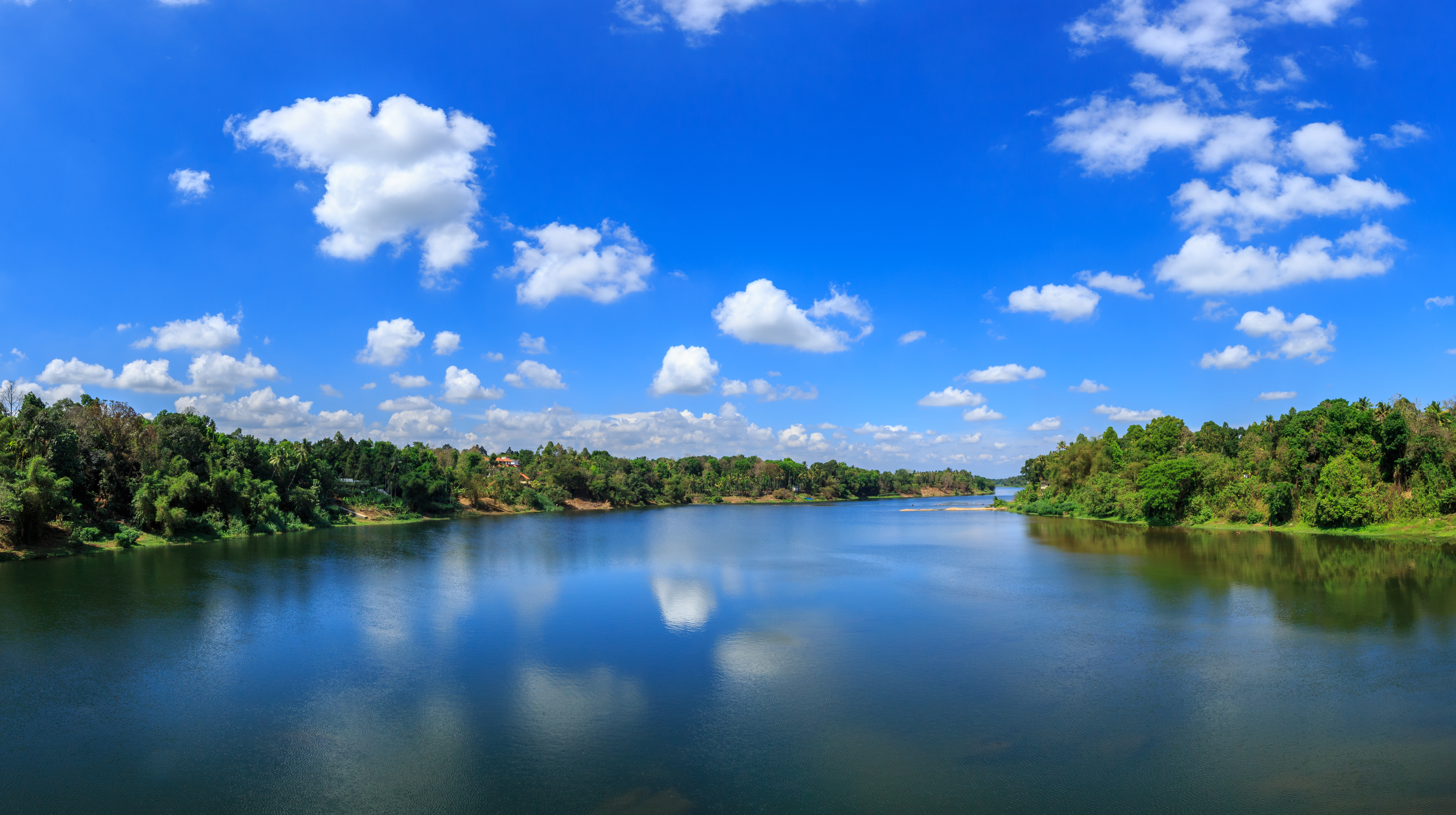 Luftbild von einem Fluss