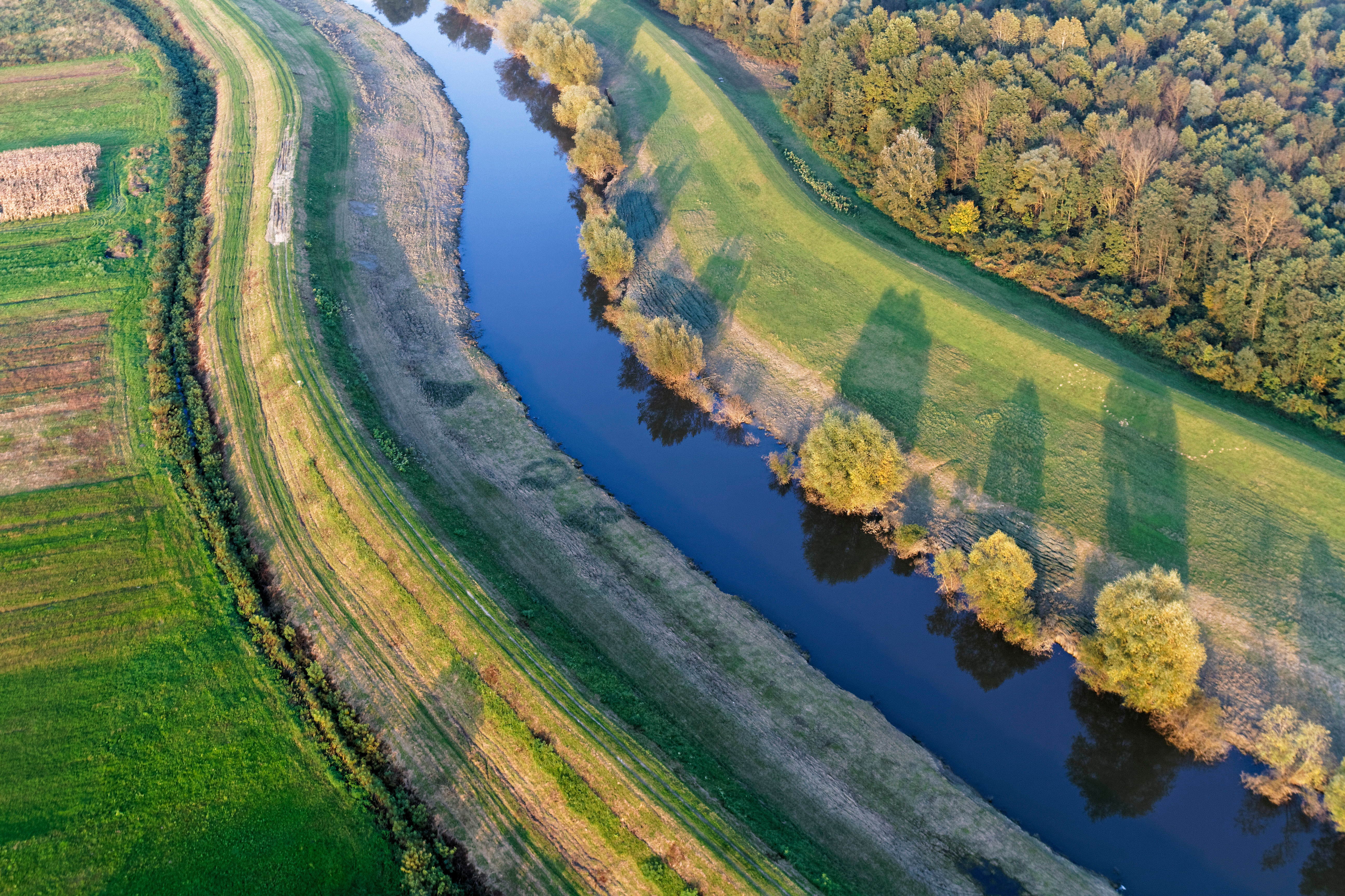 Fluss mit Deichen 