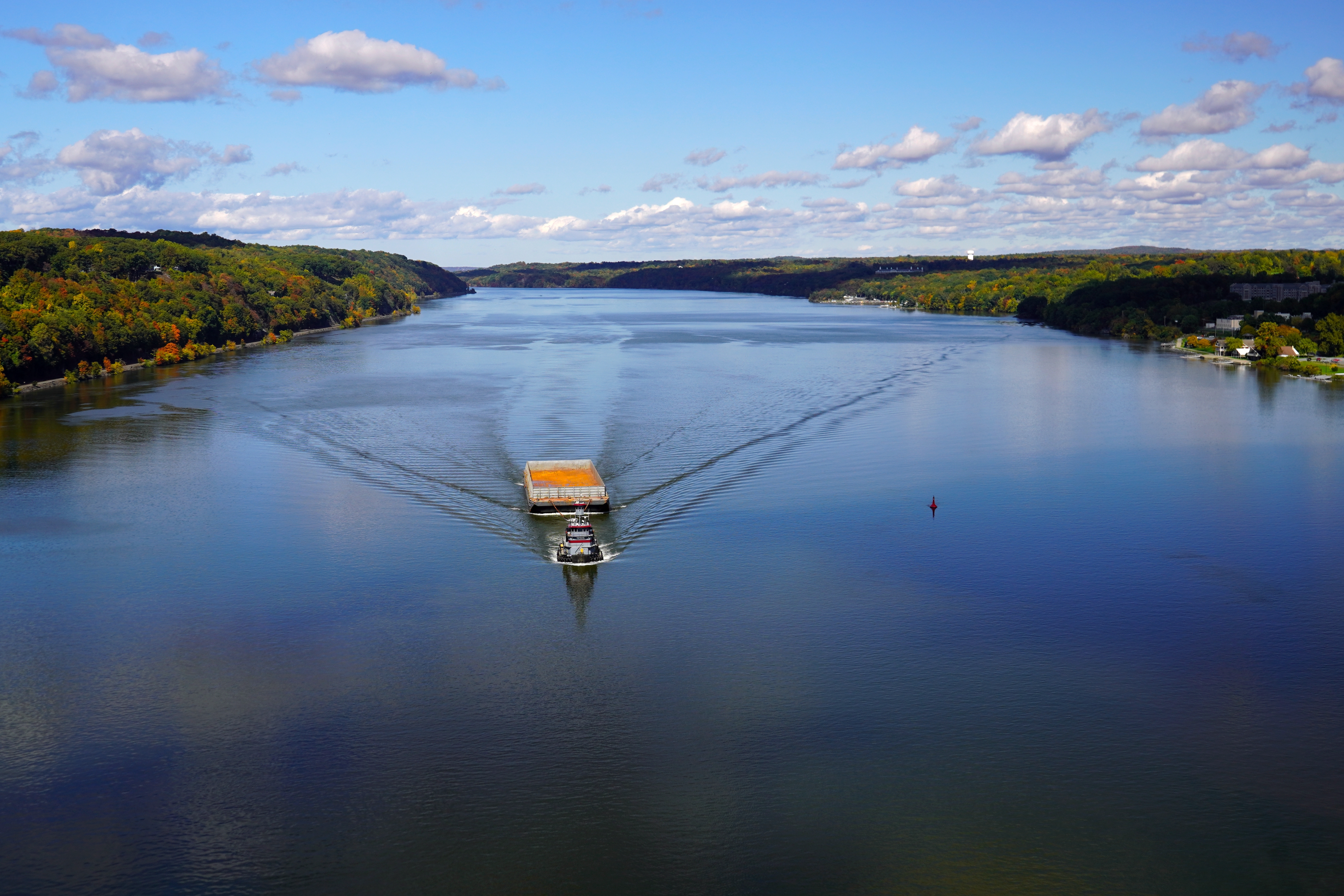 Brackwasserzone mit Schiff 