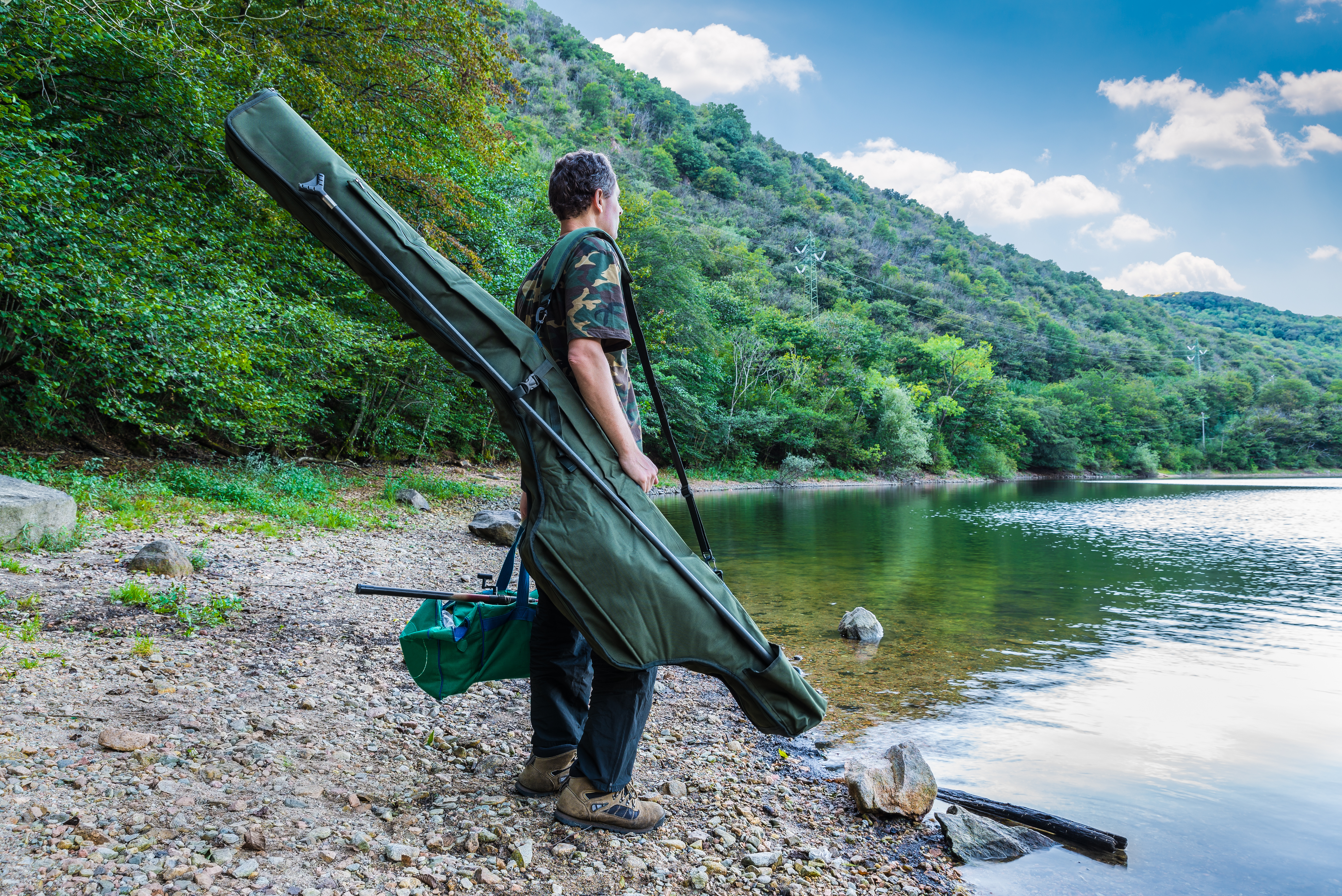 Angler mit Ausrüstung 