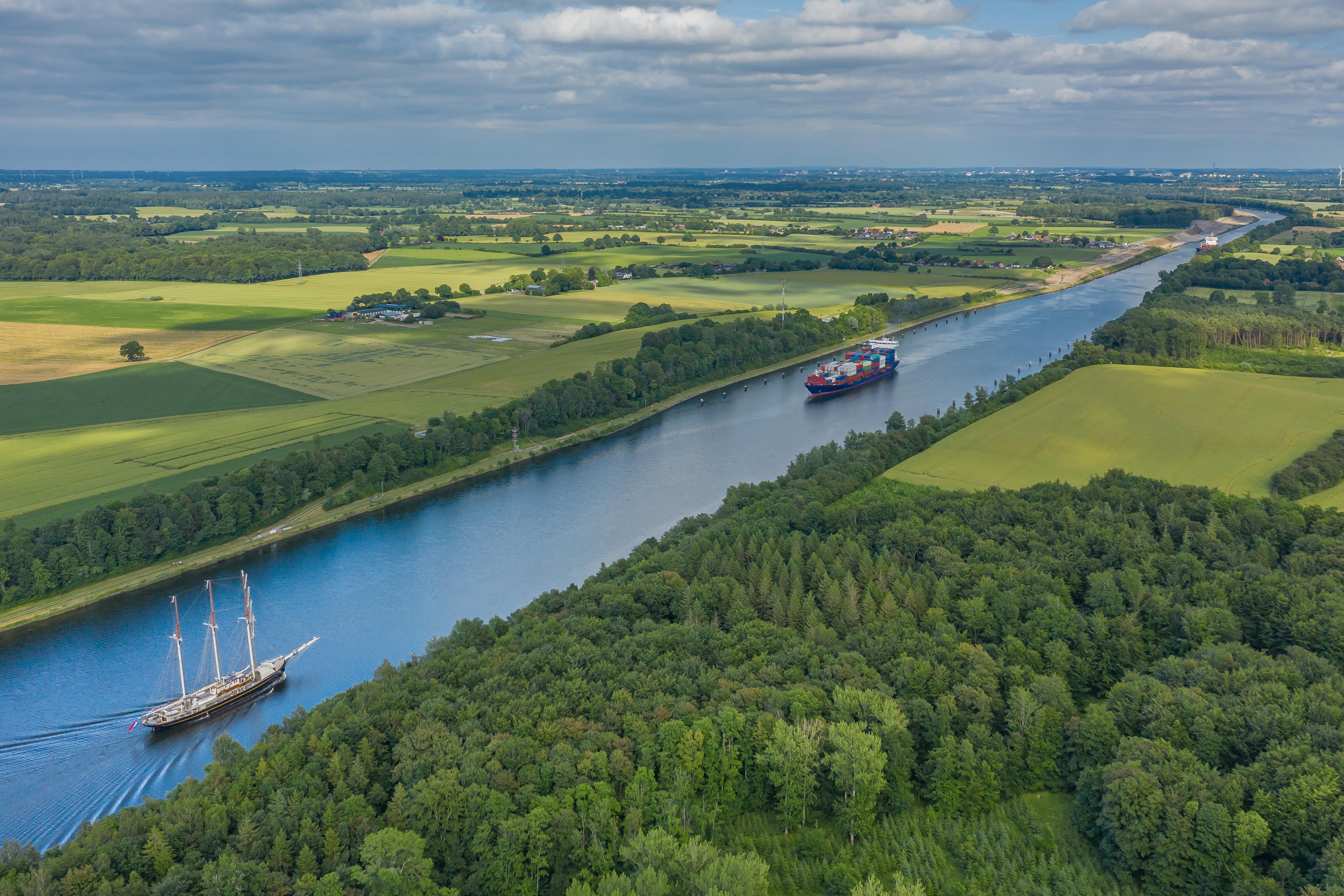 Kanal mit Schiffen 