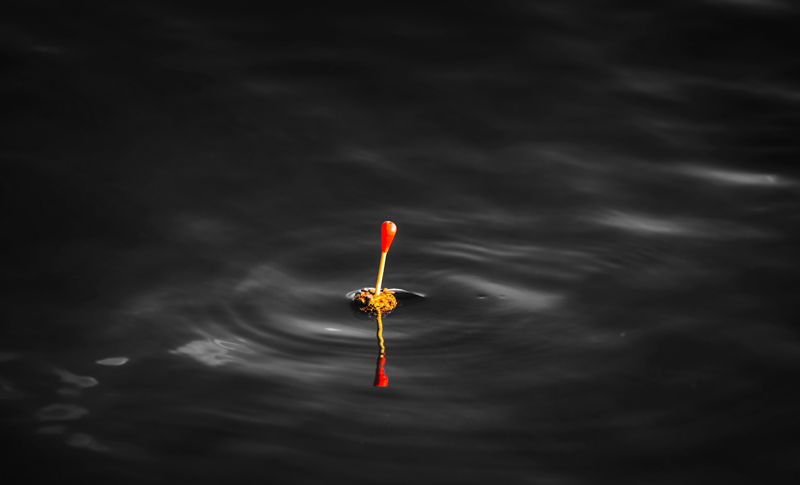 Knicklichtpose im Wasser 