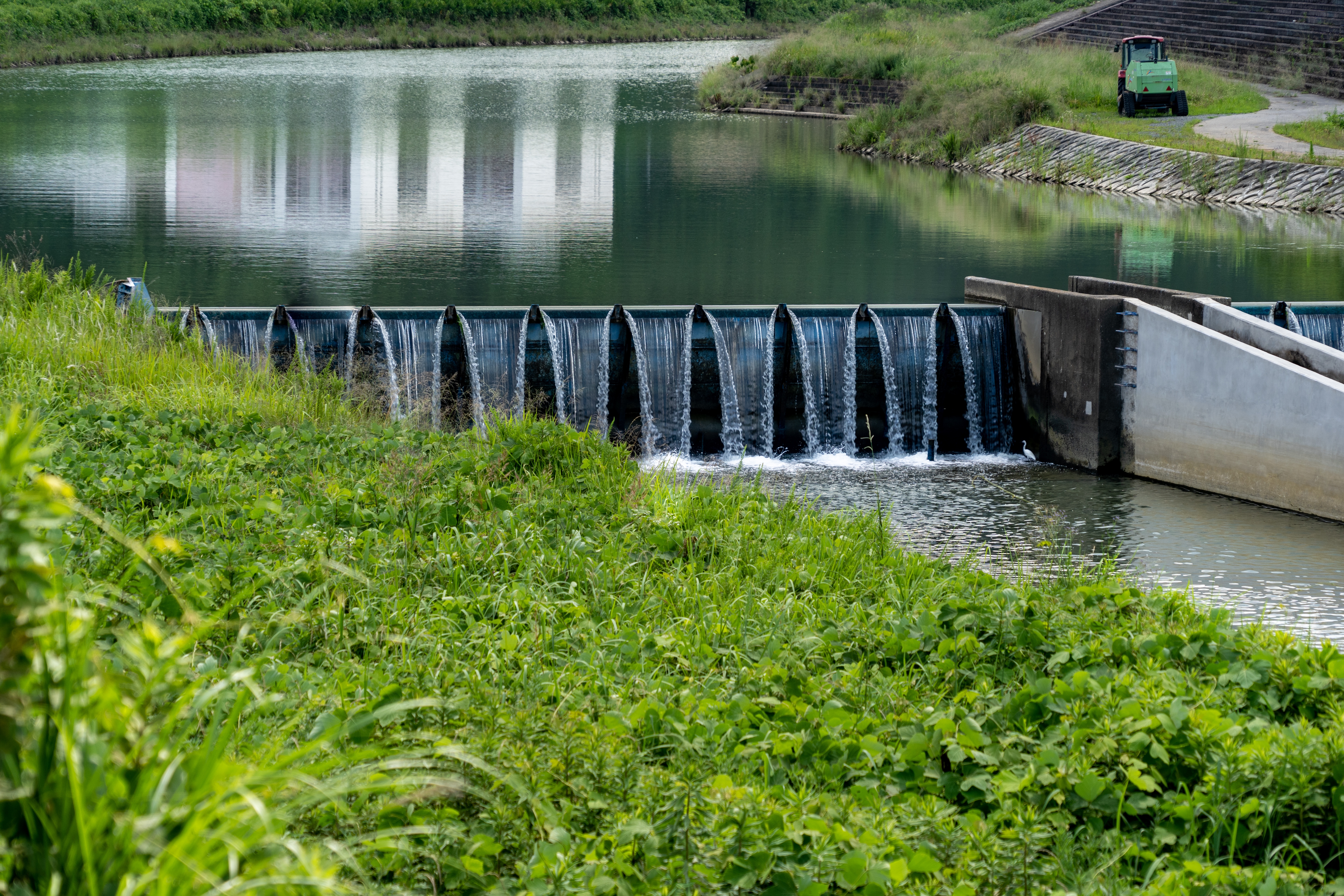 Stauwehr im Fluss